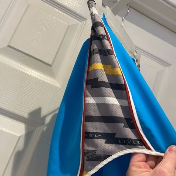 Nike LIVESTRONG athletic shorts with liner SZ Medium - Picture 2 of 5